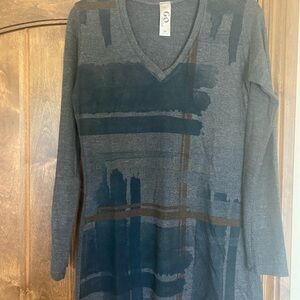 GO Couture Women's Grey Printed V-Neck Sweater Tunic - Size Medium